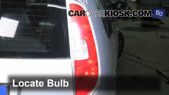 2007 Skoda Roomster HTP 1.2L 3 Cyl. Éclairage Feu stop (remplacer ampoule)